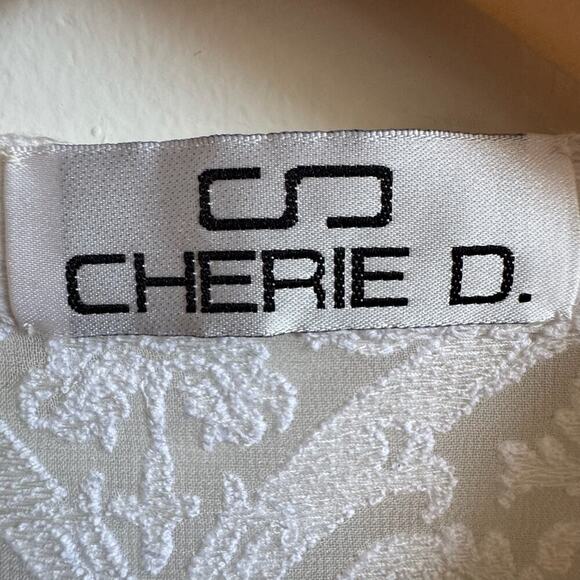 CHERIE D Tuxedo-Front Sheer Sleeveless Embroidered Open Sherwani - Picture 6 of 6